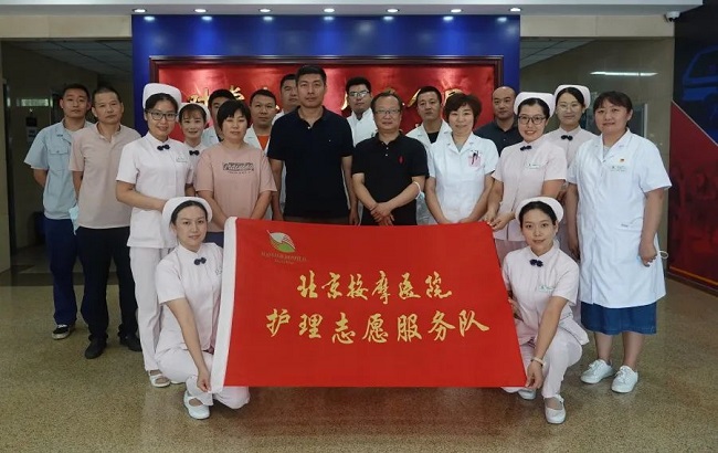 图为医护人员与刑侦支队工作人员合影留念